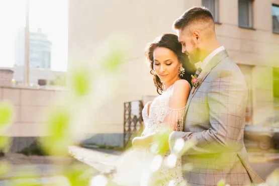 chauffeur mariage annemasse couple dans la rue pour seance photo